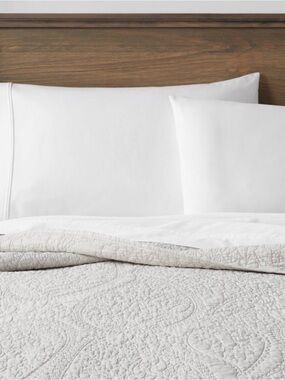 Threshold White Quilted Bedspread with Pillow Shams